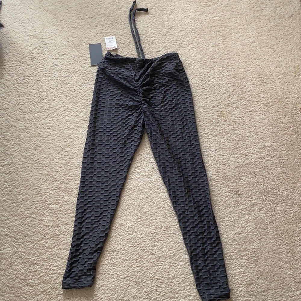 Grey cinched booty lifting leggings.